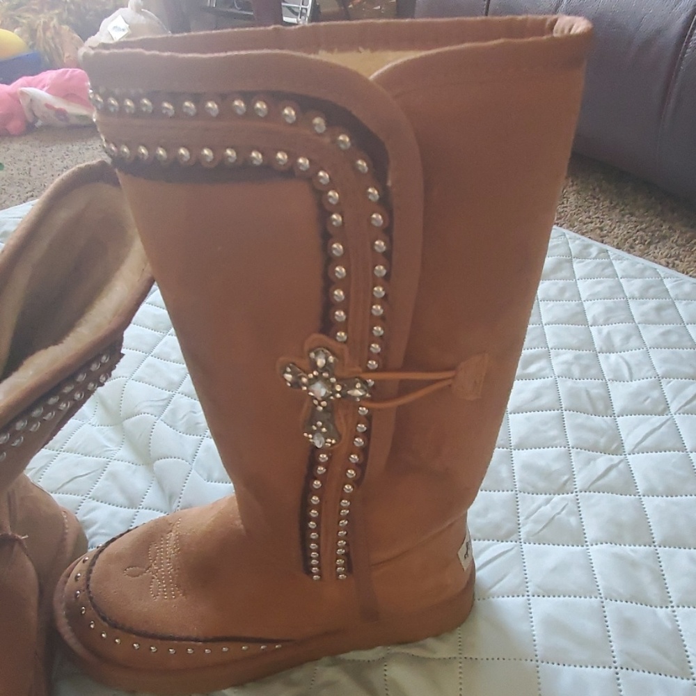 NWOT..unique ugg style western boot